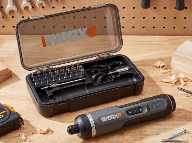 Elektrický skrutkovač WORX WX242 s otvoreným puzdrom, bitmi a nabíjacím káblom na pracovnom stole.