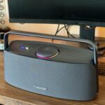 Šedý reproduktor Tronsmart Fiitune X30 s rukoväťou a podsvieteným horným meničom