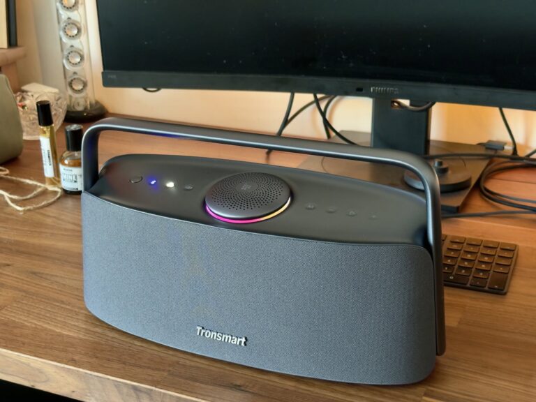Šedý reproduktor Tronsmart Fiitune X30 s rukoväťou a podsvieteným horným meničom