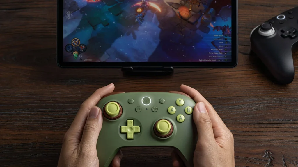 Zelený ovládač 8BitDo Ultimate 3C+ v rukách hráča