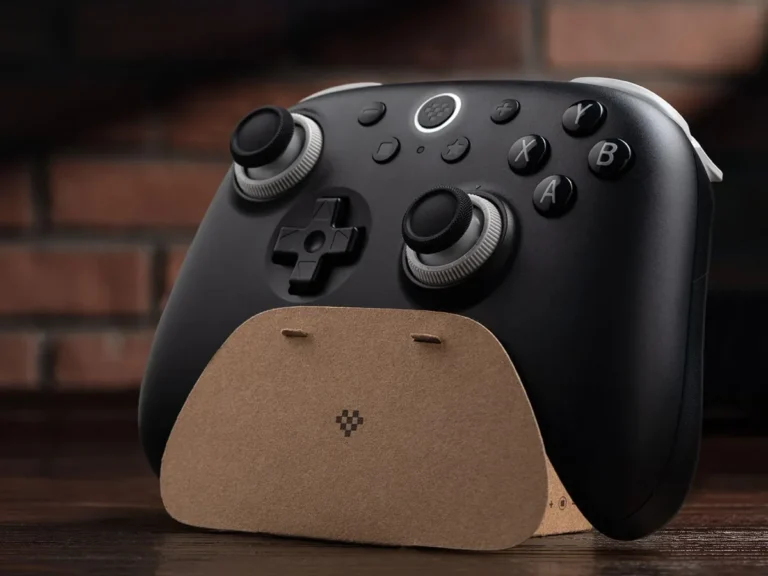 Čierny ovládač 8BitDo Ultimate 3C+ na kartónovom stojane