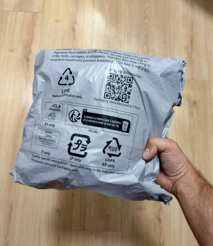 Doručený balík z čínskeho skladu AliExpress pred rozbalením.