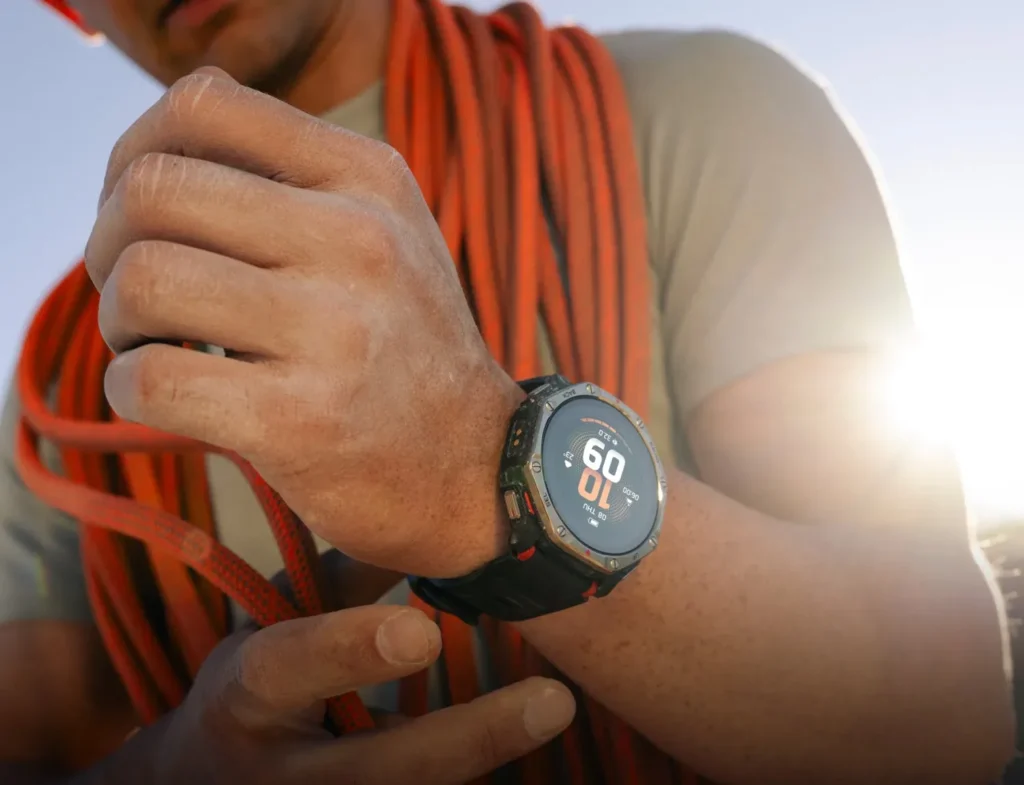 Amazfit T-Rex Dual Solar na zápästí človeka s horolezeckým lanom