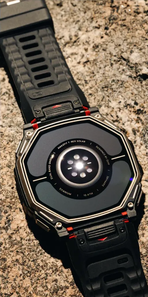 Zadná strana Amazfit T-Rex Dual Solar so snímačmi a solárnou plochou
