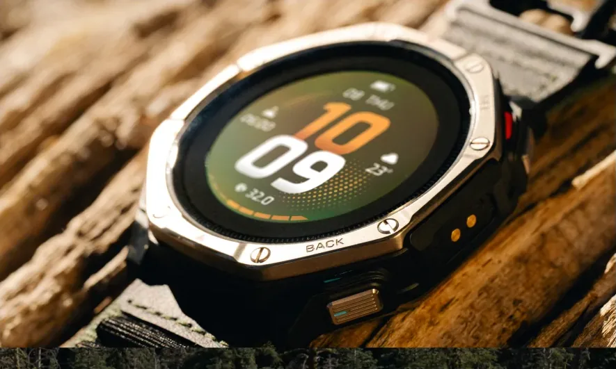 Amazfit T-Rex Dual Solar položené na dreve s displejom otočeným nahor