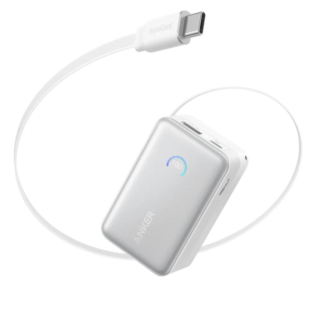 Biela powerbanka Anker Nano s vytiahnutým USB-C káblom