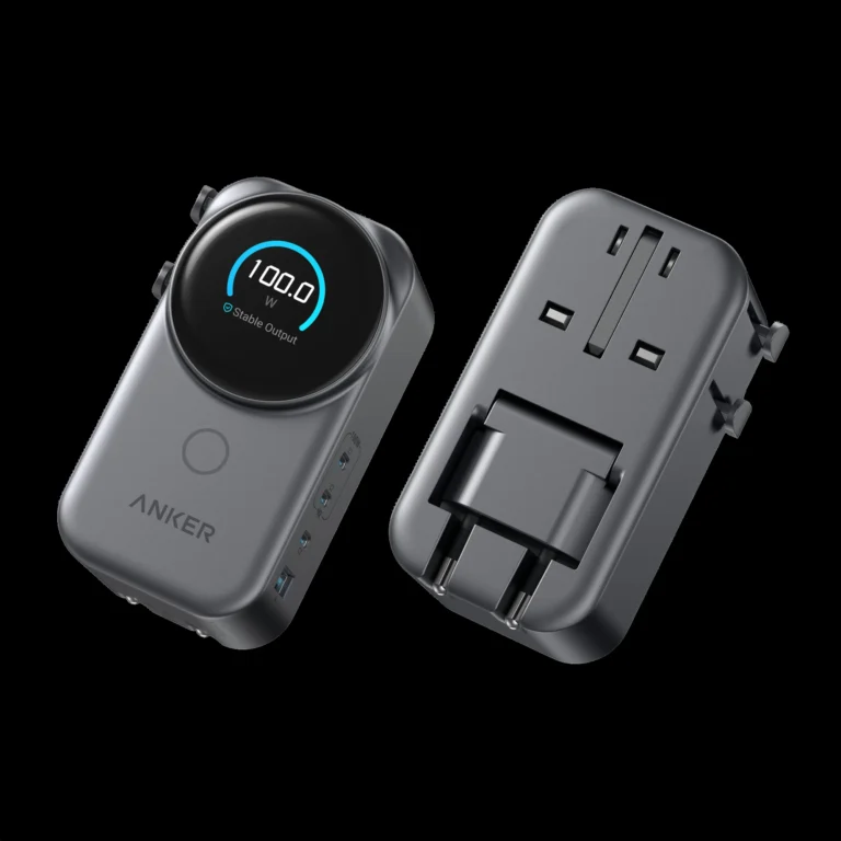 Anker Universal Charger s displejom a integrovanými cestovnými zástrčkami.