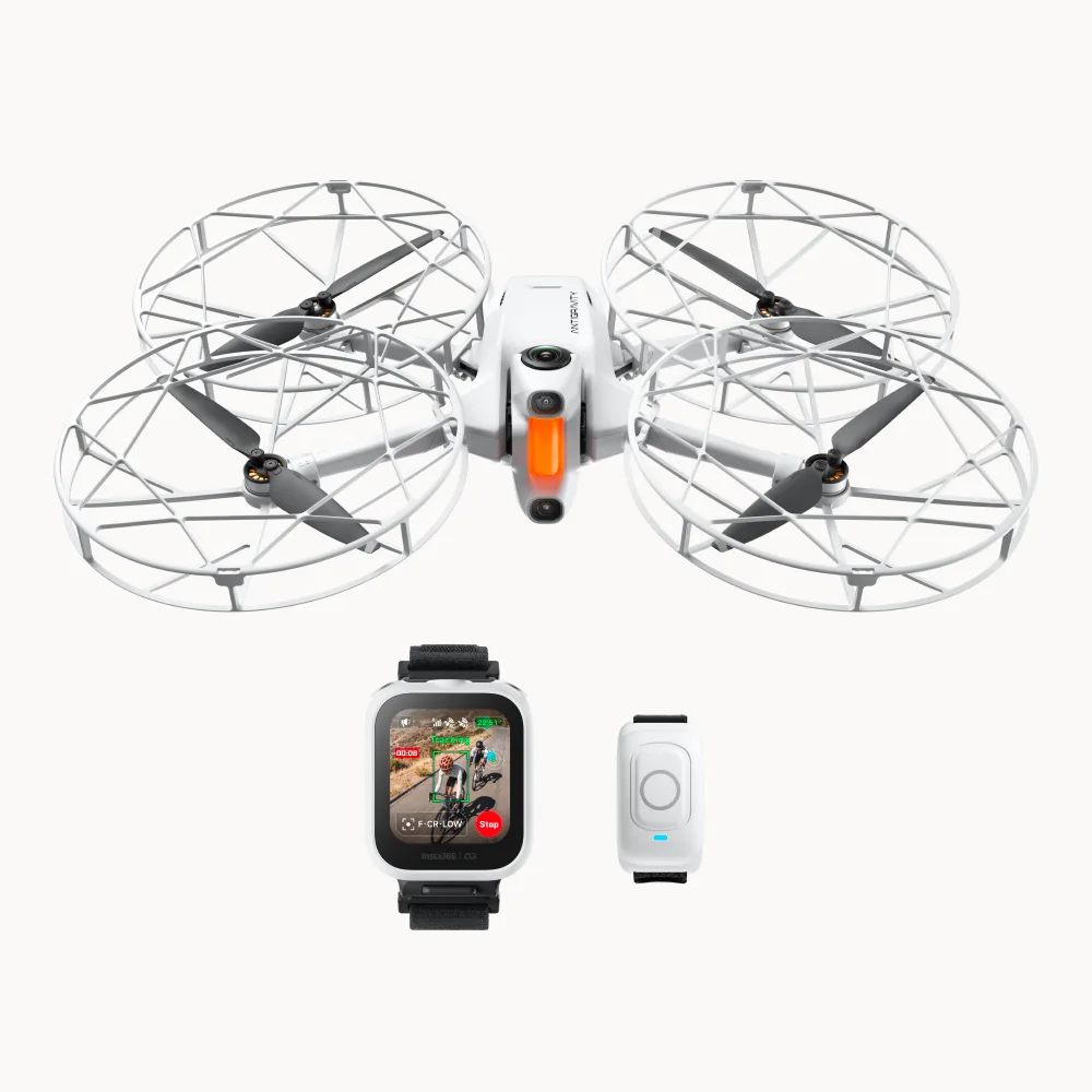 Dron Antigravity A1 s krytmi vrtúľ spolu s ovládačmi Watch Remote a Ring Remote.