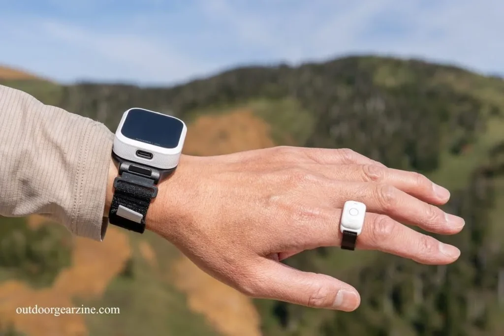 Ovládač Watch Remote na zápästí a Ring Remote na prste používateľa.