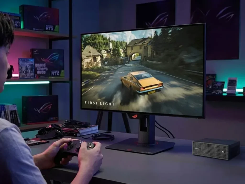 Hráč pri monitore s pretekárskou hrou a mini-PC ASUS ProArt GR1X