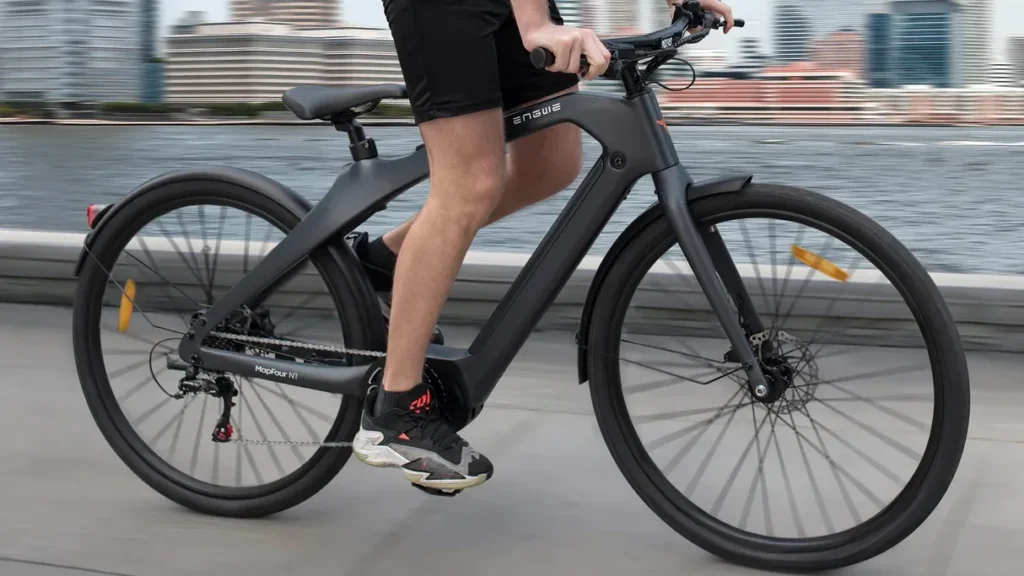 Elektrobicykel Engwe Mapfour N1 Pro počas jazdy pri vode