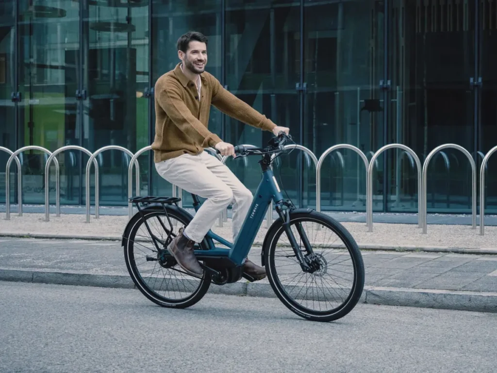 Jazdec na modrom elektrobicykli Tenways AGO Performance v meste