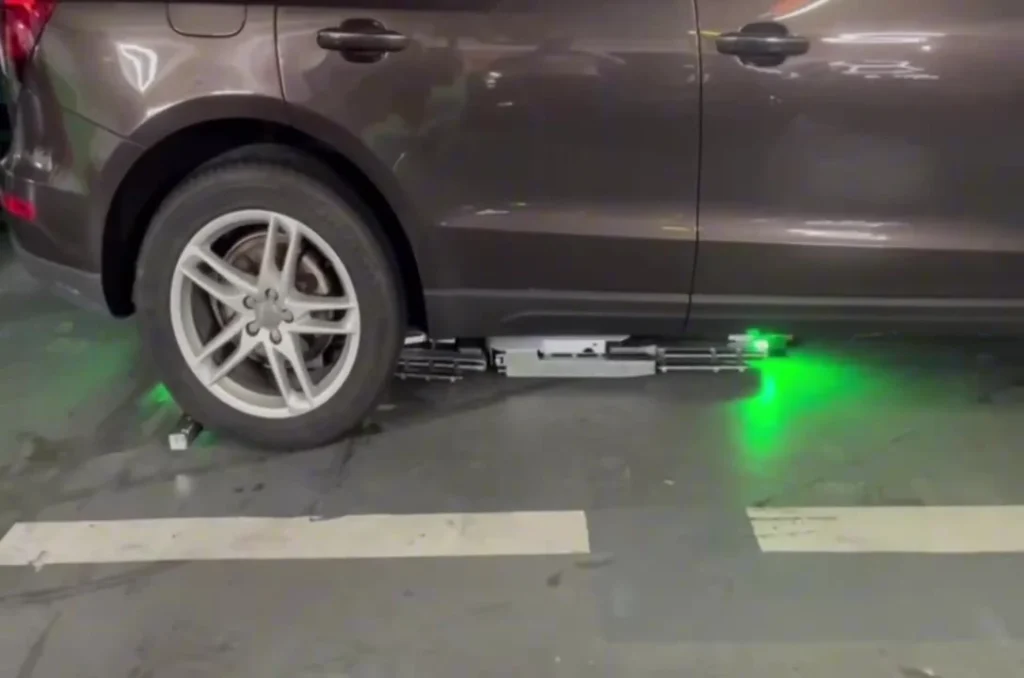 Rameno robota pri nadvihovaní auta