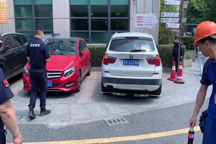Staršia ukážka presunu vozidla pri policajtoch
