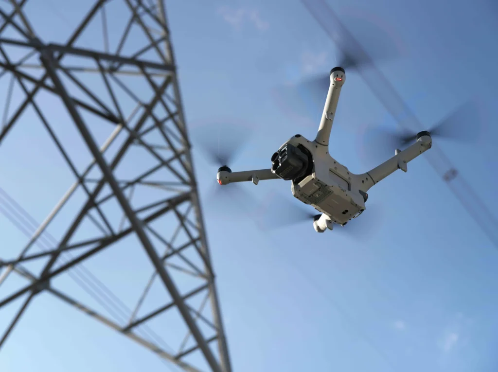 Dron pri kontrole elektrického vedenia