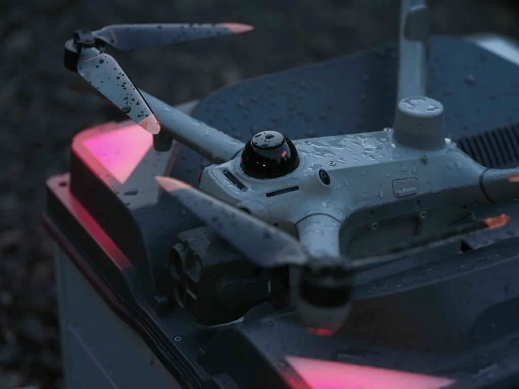 DJI Dock 4 s dronom v daždi