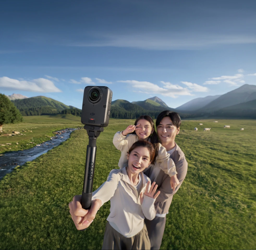 DJI Osmo 360 II na selfie tyči pri rodinnom výlete.