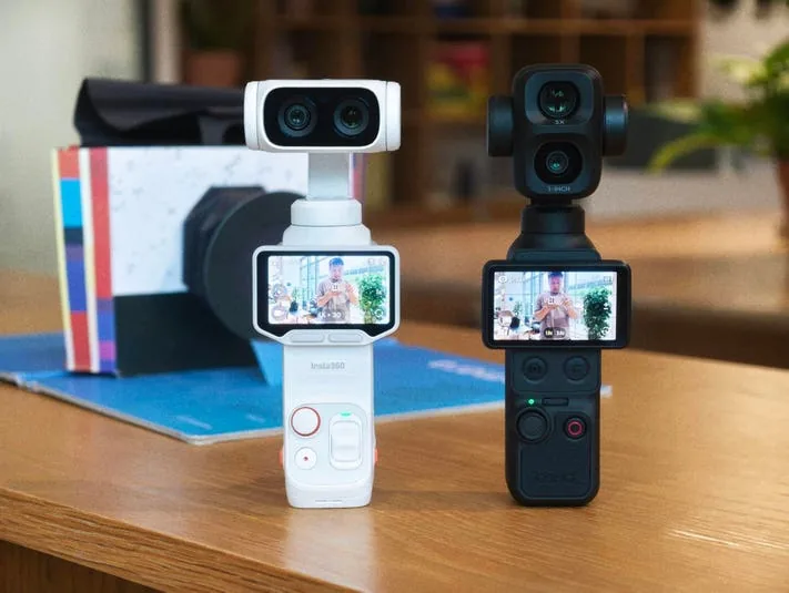 Biela Insta360 Luna Ultra vedľa čiernej DJI Pocket 4P