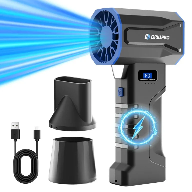 Fukár Drillpro V8 s dvoma nadstavcami a nabíjacím káblom na bielom pozadí.