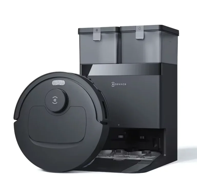 Čierny robotický vysávač ECOVACS DEEBOT T30e OMNI pred automatickou stanicou
