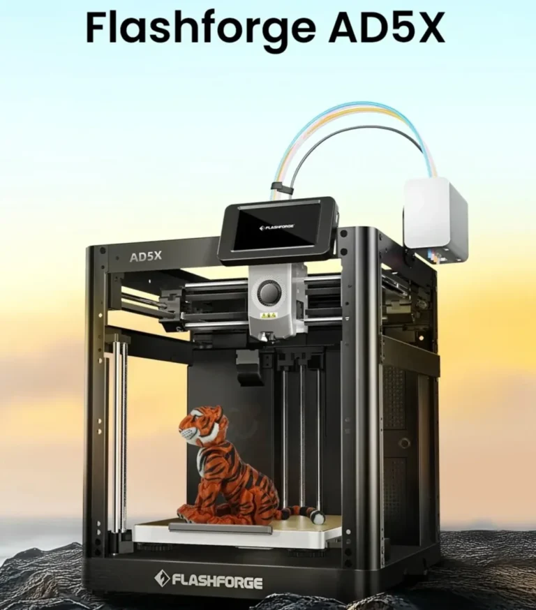 Flashforge AD5X s farebným modelom tigra na tlačovej podložke