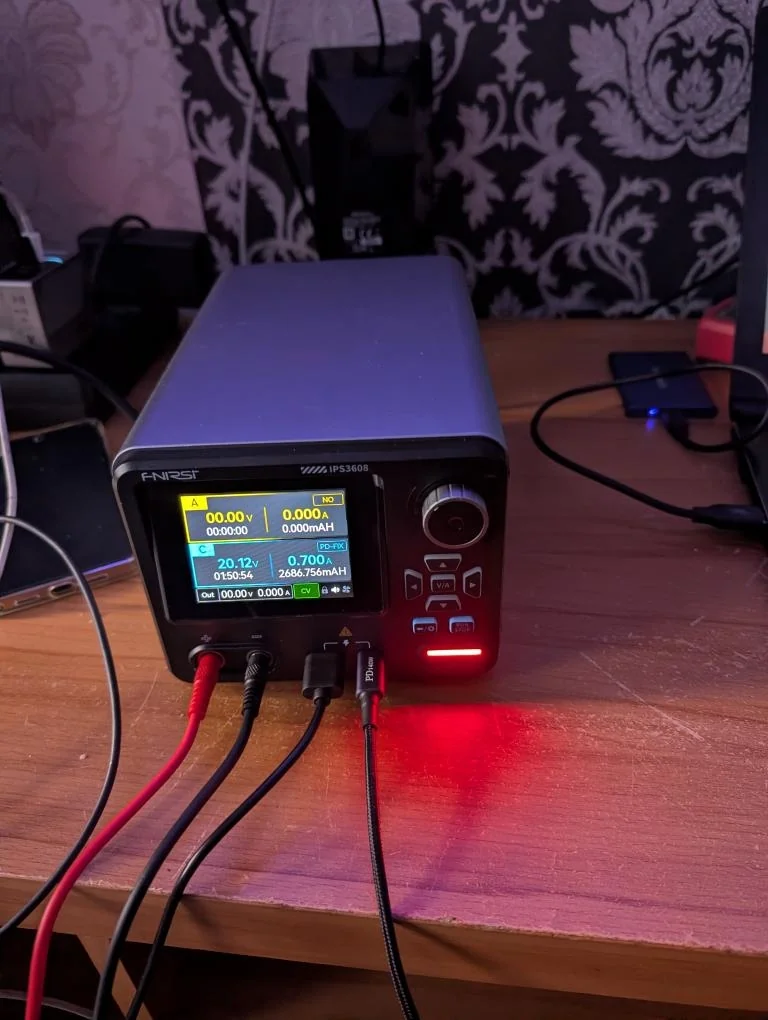 FNIRSI IPS3608 zapojený na zákazníkovom pracovnom stole