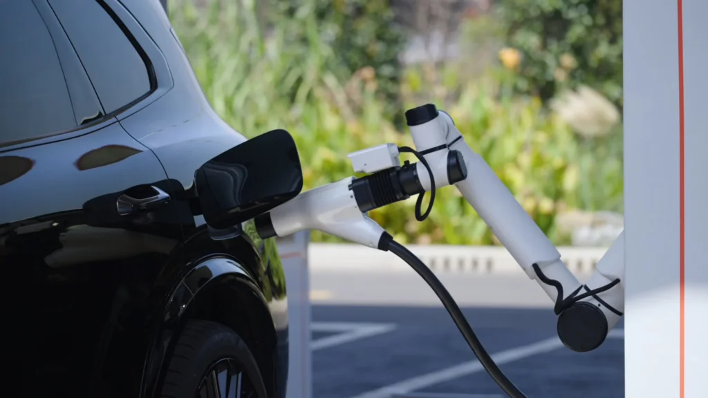 Robotické rameno pripája nabíjací konektor k elektromobilu