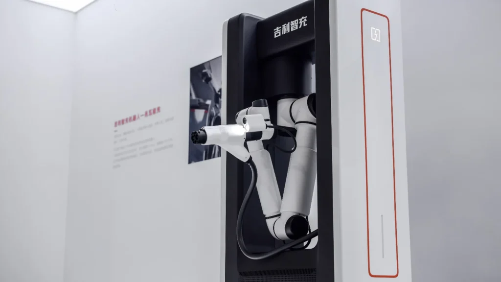 Robotické rameno na nabíjacej stanici Geely
