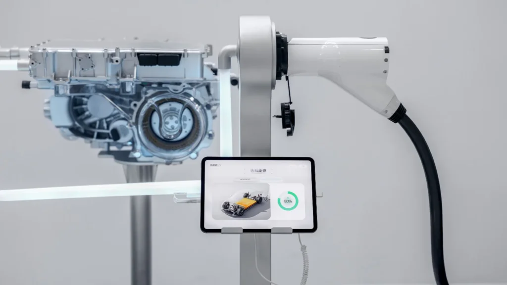 Ukážka nabíjacieho konektora a súvisiacej technológie Geely