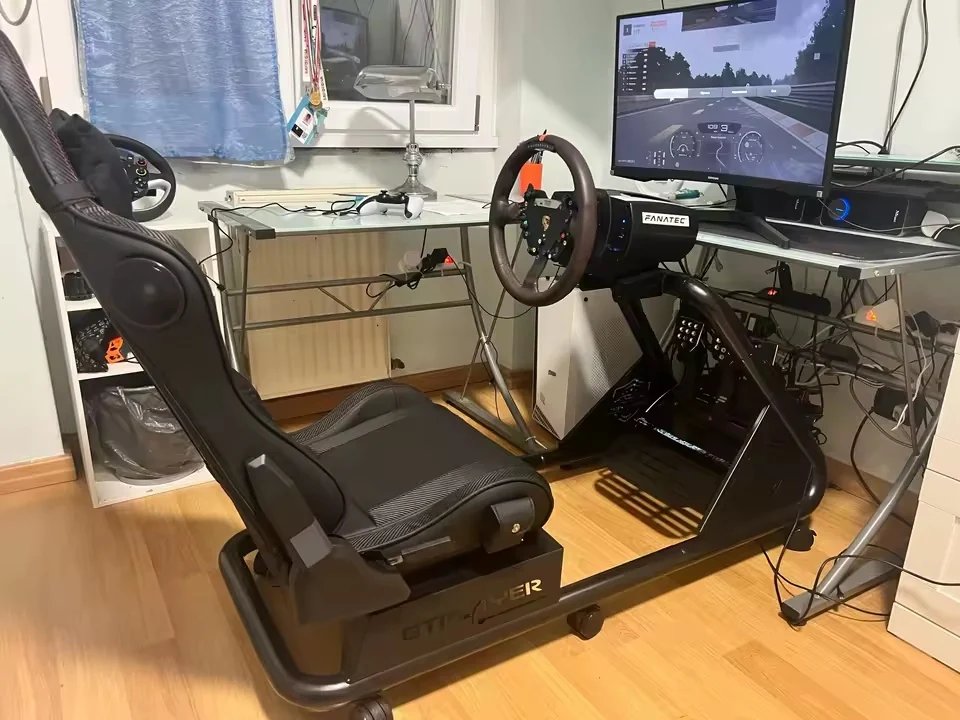 Bočný pohľad na kokpit GTPLAYER so základňou Fanatec, volantom a pedálmi.