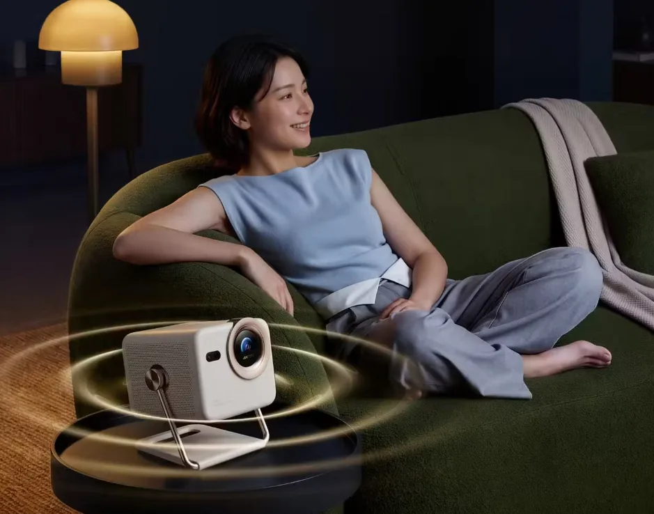 Hisense Vidda Big Eye M2 Pro s otočným stojanom pri sledovaní v obývačke