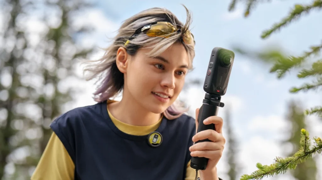 Používanie mikrofónu Insta360 Mic pri natáčaní s kamerou vonku