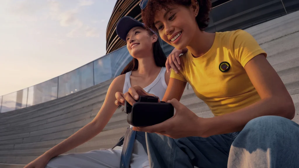 Prezentačný záber Insta360 Mic pri tvorbe videa v exteriéri