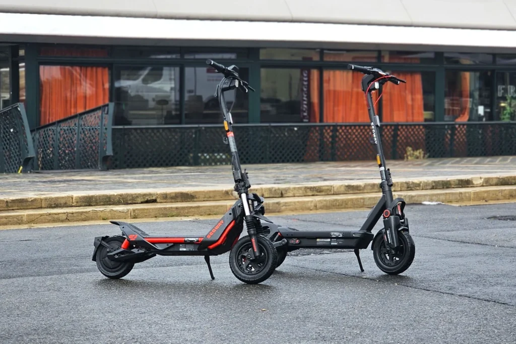 Segway ZT3 Max vľavo a Segway MAX G3 Pro vpravo na európskom predstavení