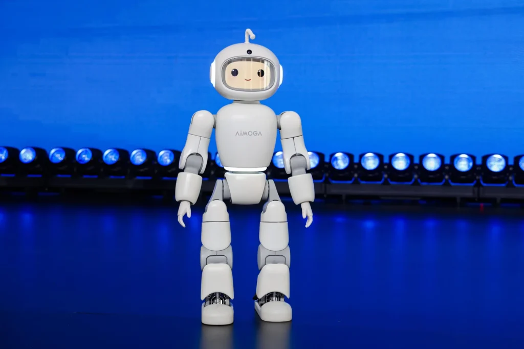 Robot AiMOGA Mobo na pódiu počas predstavenia