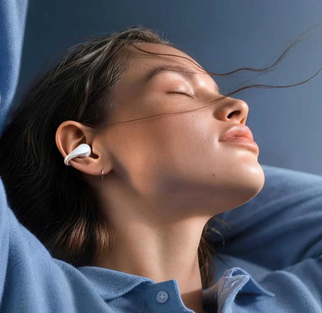OnePlus Buds Clip pri nosení na uchu
