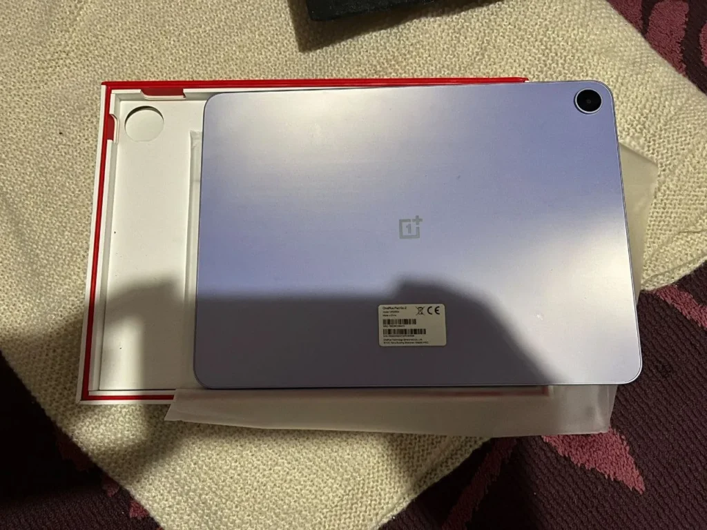 Zadná strana tabletu OnePlus Pad Go 2 na fotografii od fanúšika