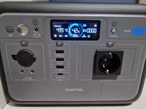 Detail displeja a konektorov OUKITEL P800E na zákazníckej fotografii