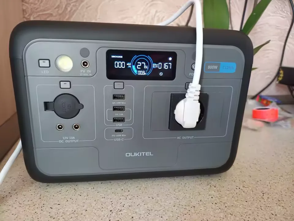 Predný panel OUKITEL P800E s pripojeným káblom