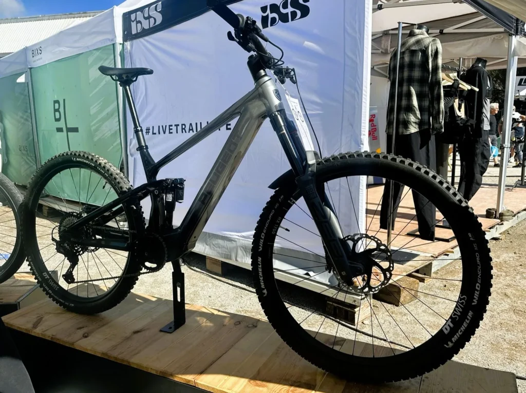 Sivý horský elektrobicykel Peugeot eM01 FS s odpružením RockShox