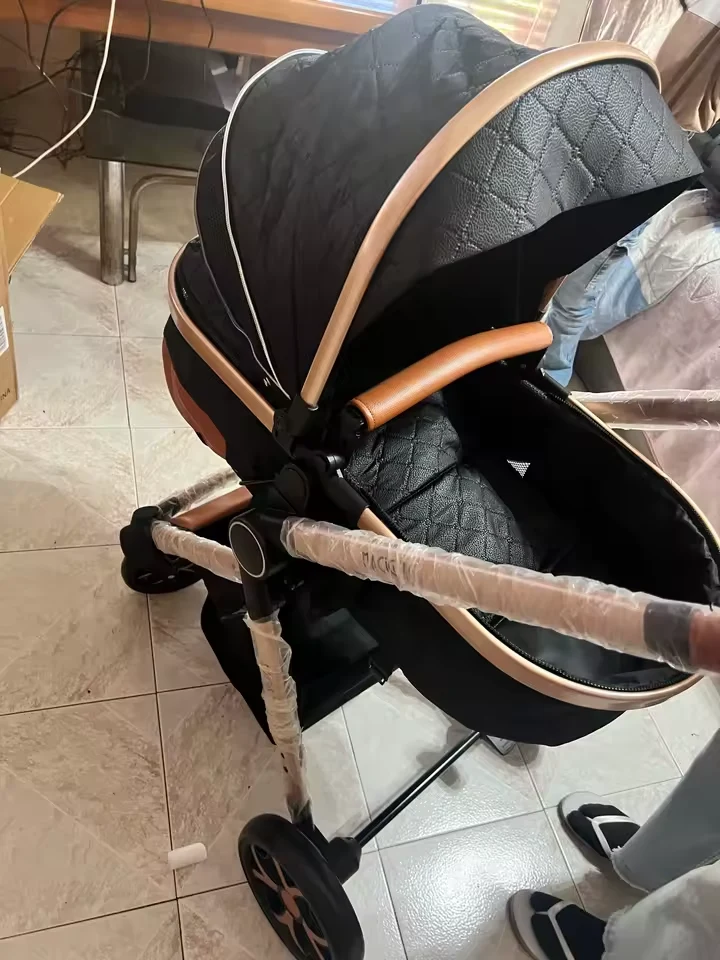 Čierny prešívaný kočík so zlatým rámom na fotografii zákazníka