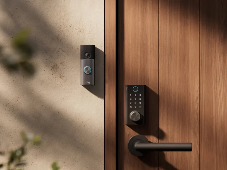 Ring Smart Lock na drevených dverách vedľa videozvončeka Ring