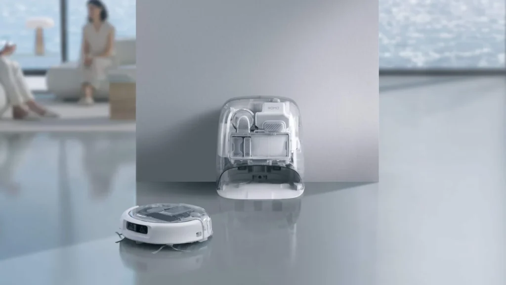 Robotický vysávač DJI ROMO P2 so stanicou v domácnosti