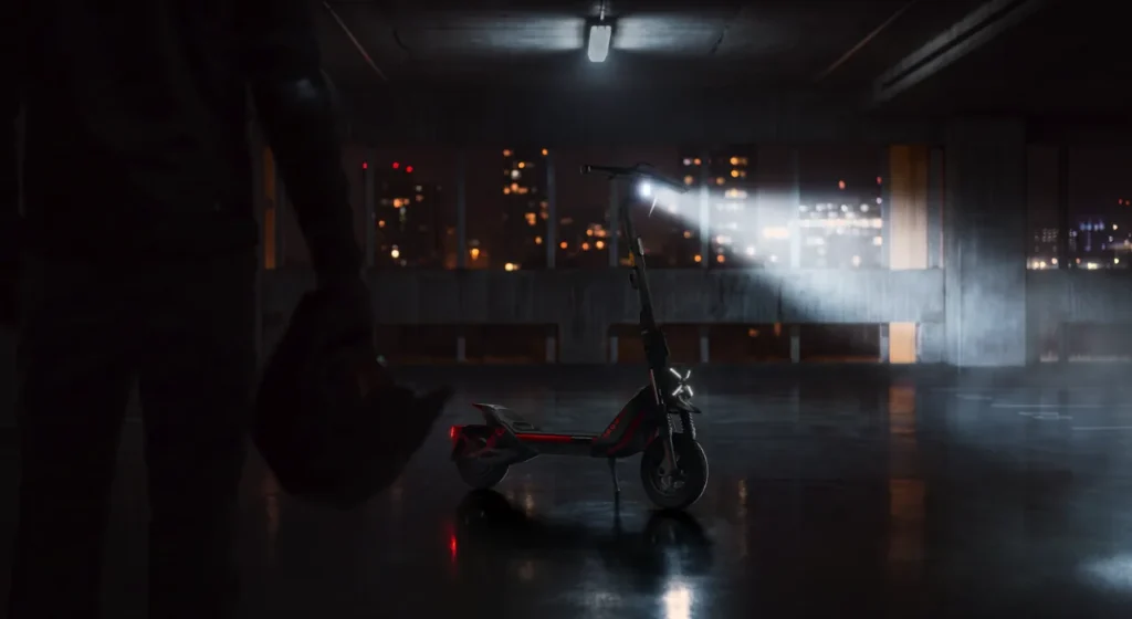 Segway ZT3 Max s rozsvieteným predným svetlom v tmavom priestore