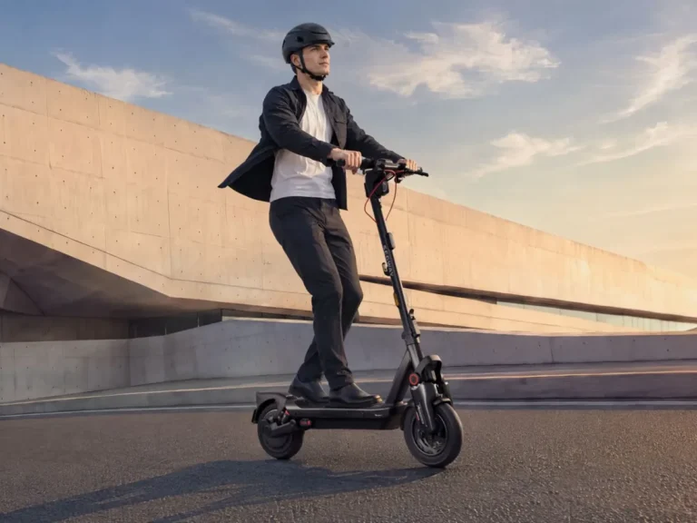 Jazdec na elektrickej kolobežke Segway MAX G3 Pro pri západe slnka