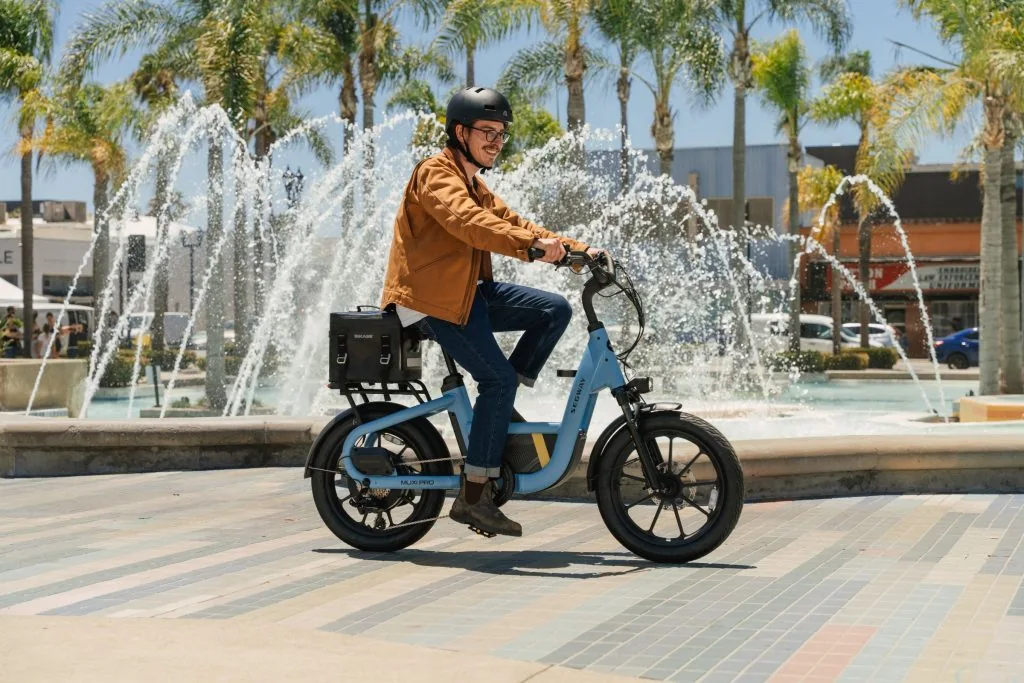 Jazdec na elektrobicykli Segway MUXI Pro v mestskom prostredí