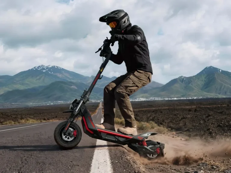 Jazdec na elektrickej kolobežke Segway ZT3 Max pri okraji asfaltovej cesty