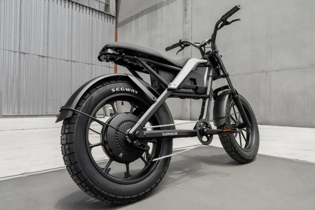 Segway Xyber Air zozadu s detailom pohonu a zadného kolesa