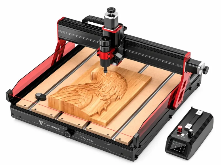 CNC frézka TwoTrees TTC6050 s ovládačom na bielom pozadí