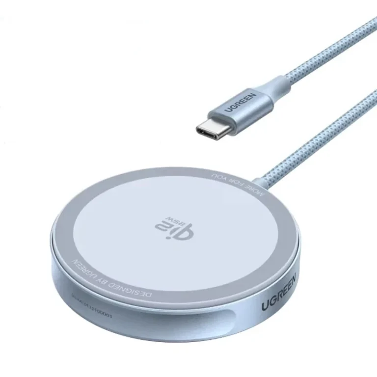 Sivá nabíjačka UGREEN W753 s USB-C káblom na bielom pozadí